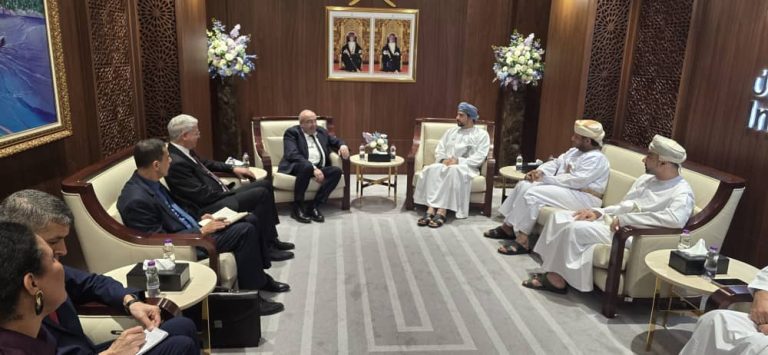 وزير الصناعة الصيدلانية يبحث فرص شراكة دوائية جزائرية-عمانية مع سلطنة عمان