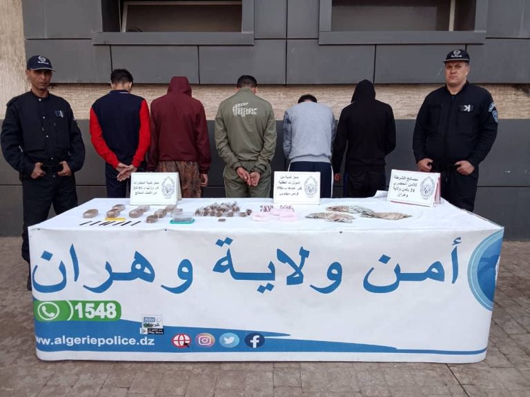 أمن وهران يطيح بشبكة لترويج المخدرات ويحجز قرابة 1 كلغ من الكيف المعالج