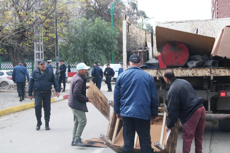 أمن ولاية ميلة يباشر عمليات ضد احتلال الأرصفة والمتاريس