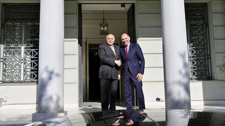 أحمد عطاف يجري محادثات ثنائية مع وزير الخارجية اليوناني خلال زيارة رسمية إلى أثينا