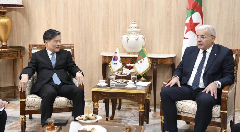 رئيس المجلس الشعبي الوطني يستقبل سفير جمهورية كوريا الجنوبية بالجزائر