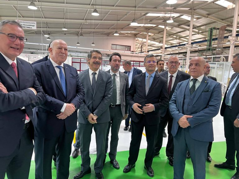 وزير الصناعة يزور شركة “Plastic Electromechanic Company” بتونس لتعزيز الشراكة الصناعية