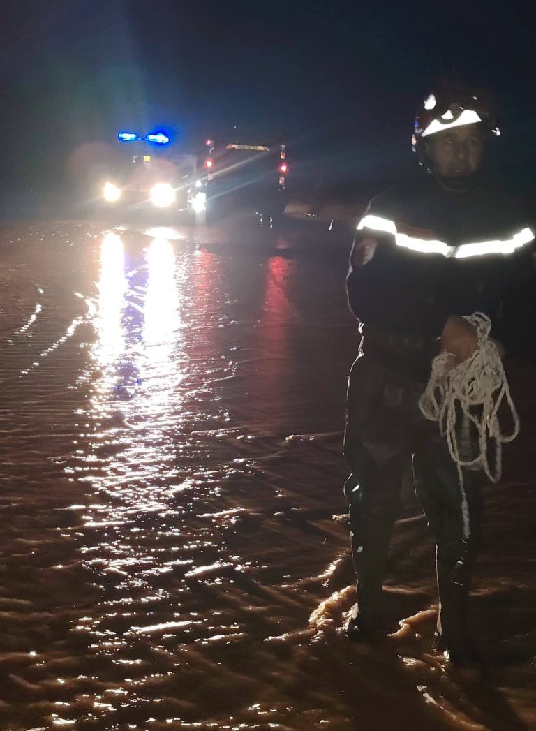 البيض : إنقاذ 05 أشخاص عالقين داخل شاحنات جراء ارتفاع منسوب الأودية