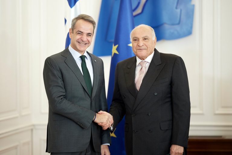 وزير الخارجية يلتقي رئيس الوزراء اليوناني لتعزيز الصداقة والتعاون الثنائي