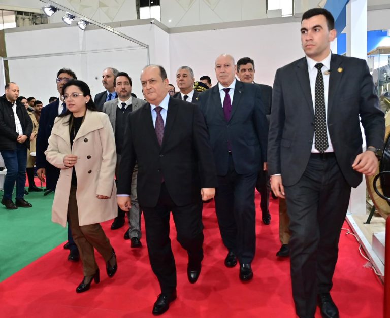الوزير الأول سيفي غريب في زيارة إلى معرض الإنتاج الجزائري
