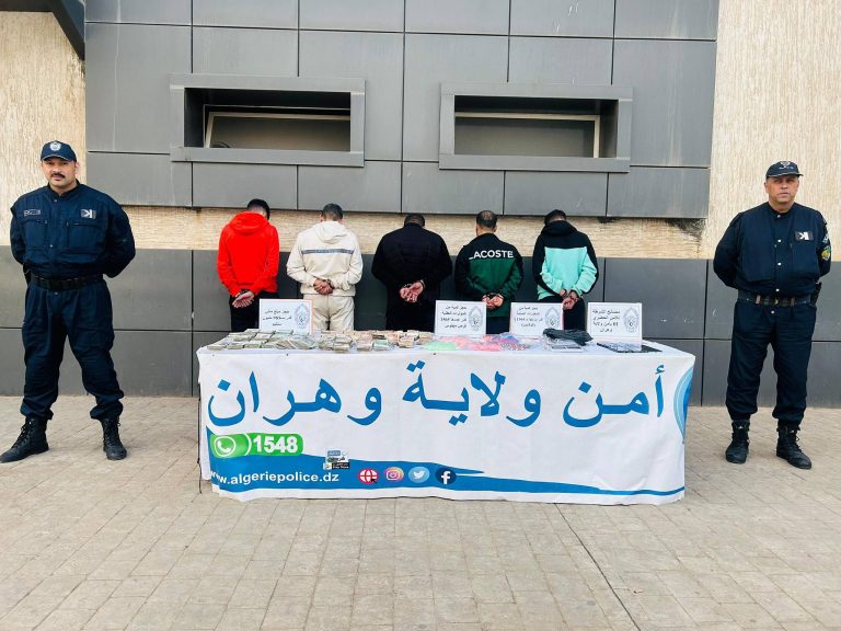 شرطة وهران توقف خمسة أشخاص وتحجز أزيد من 1 كلغ من الكوكايين و1565 قرص إكستازي