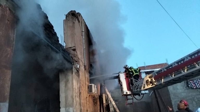 الحماية المدنية تُخمد حريق محل تجاري بولاية مستغانم وتُسجل إصابتين