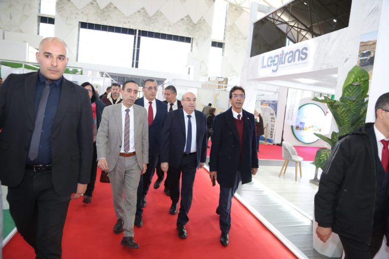 زيارة وزير الصناعة الصيدلانية لأجنحة معرض الإنتاج الجزائري