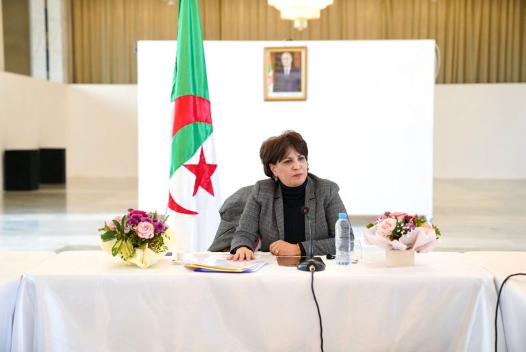 وزيرة الثقافة والفنون تعلن دعمًا ماليًا فوريًا وإصلاحات عميقة للنهوض بالمسرح الجزائري