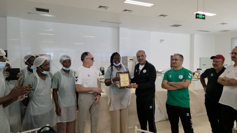 الوفد الجزائري بأنغولا يقيم حفل تكريم على شرف السفارة والأطقم الإدارية والرياضية
