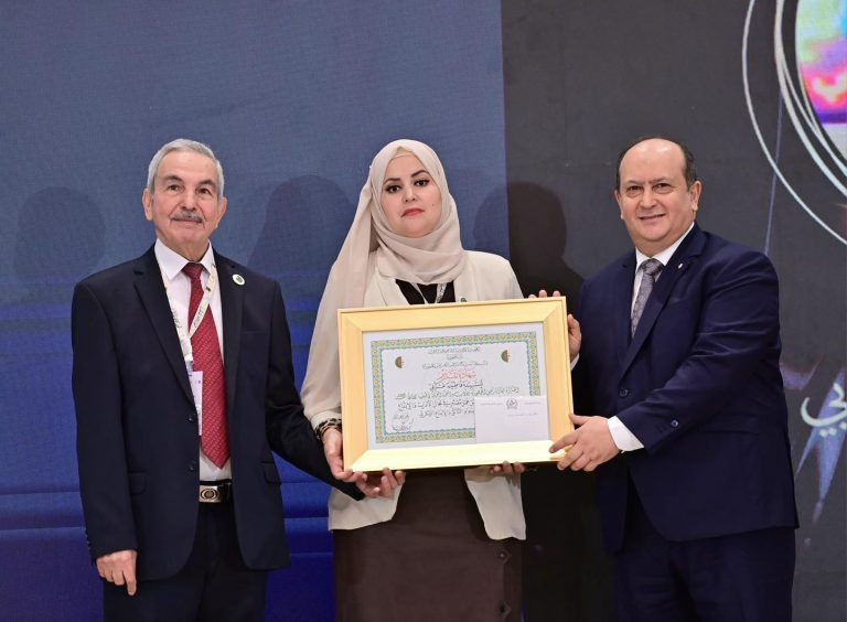 الوزير الأول يشرف على مراسم توزيع جائزة رئيس الجمهورية للأدب واللغة العربية