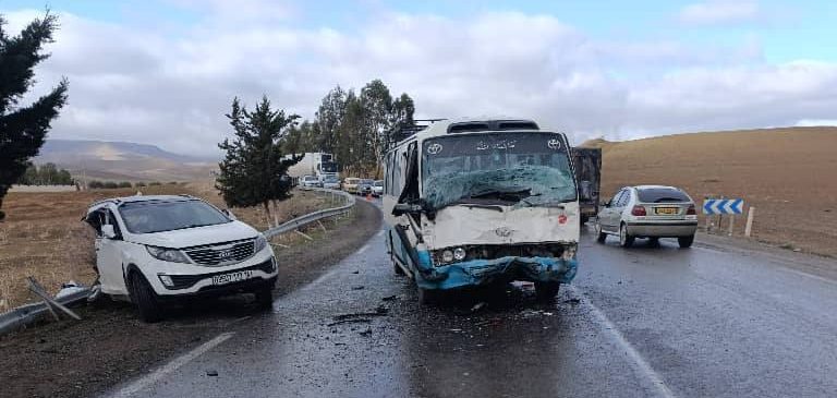 حادث مرور بتيارت يخلف 10 جرحى إثر اصطدام حافلة بسيارة