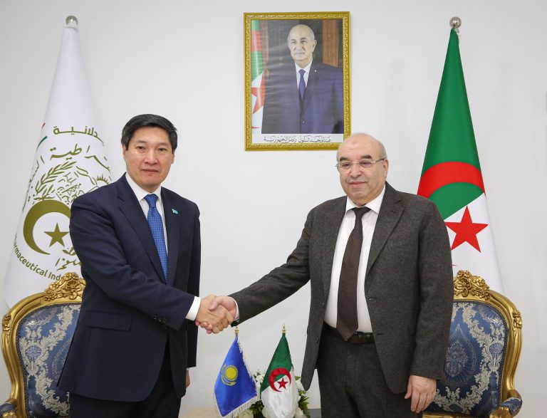 وزير الصناعة الصيدلانية يستقبل سفير كازاخستان لتعزيز التعاون الثنائي