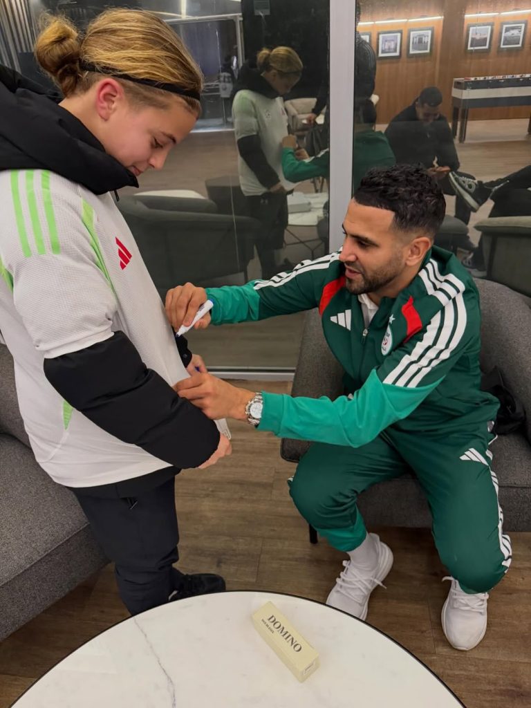 رياض محرز يحقق حلم مشجع جزائري شاب قادم من فرنسا