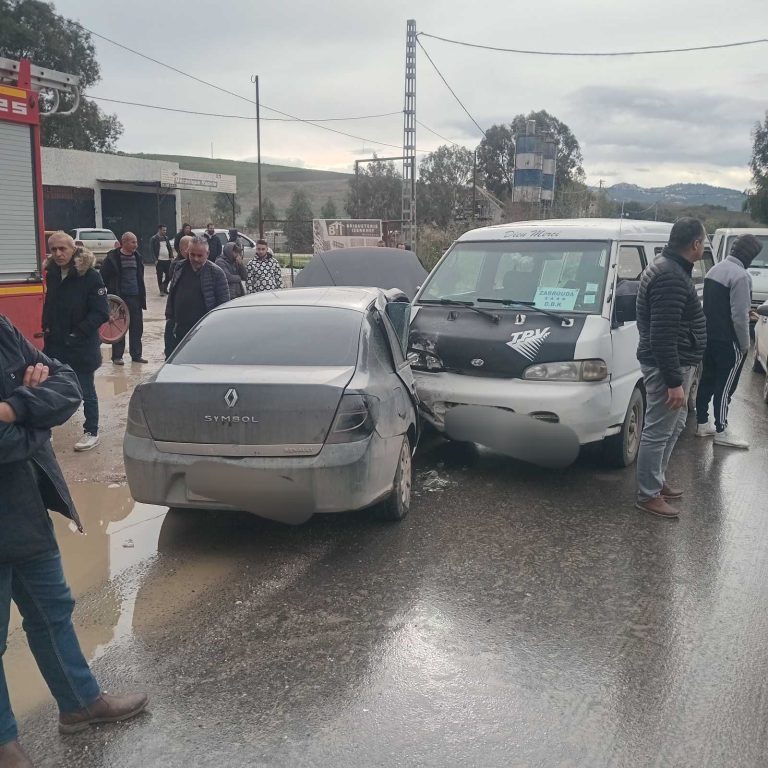 إصابة 12 شخصًا في حادث مرور بولاية تيزي وزو