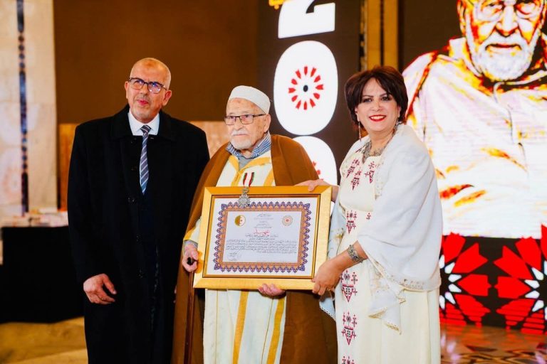 الرئيس تبون يمنح الشيخ محمد الصالح الصديق وسام عهيد تقديراً لمسيرته الأدبية والفكرية