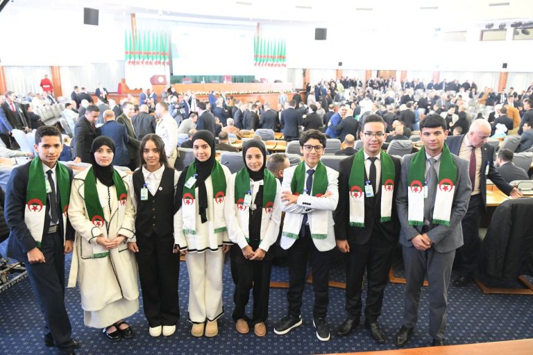 أعضاء مكتب برلمان الطفل يحضرون لقاء رئيس الجمهورية مع غرفتي البرلمان