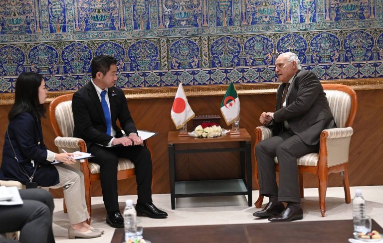 عطاف يستقبل نائب وزير خارجية اليابان ويؤكدان تعزيز التعاون الاقتصادي