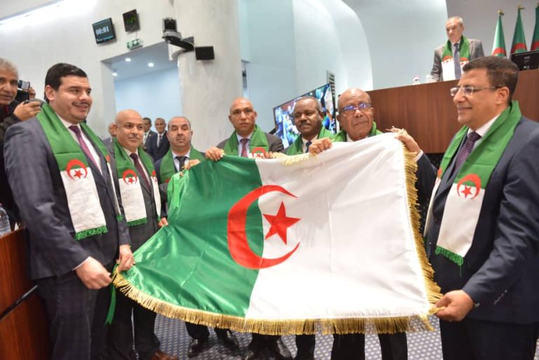 رؤساء المجموعات البرلمانية يهدون العلم الوطني إلى رئيس اللجنة الجزائرية للتاريخ والذاكرة