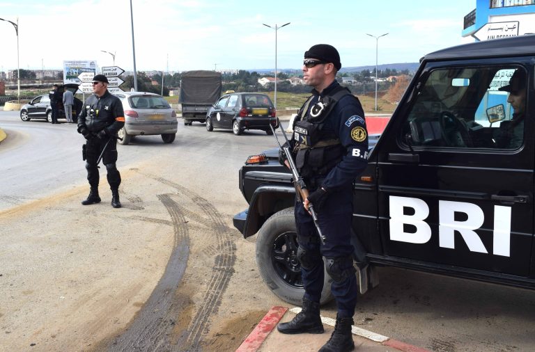 شرطة البويرة تكثف الدوريات وتطلق مداهمات لتأمين المواطنين وممتلكاتهم