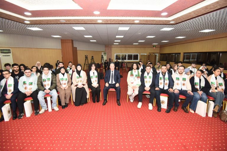 وزير المجاهدين يستقبل طلبة الجالية الوطنية بالخارج المشاركين في الجامعة الشتوية