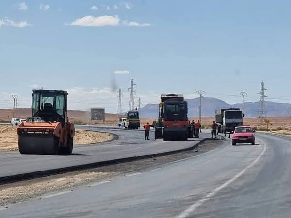 وزارة الأشغال العمومية تطلق مشاريع تطوير شبكة الطرقات بعدة ولايات