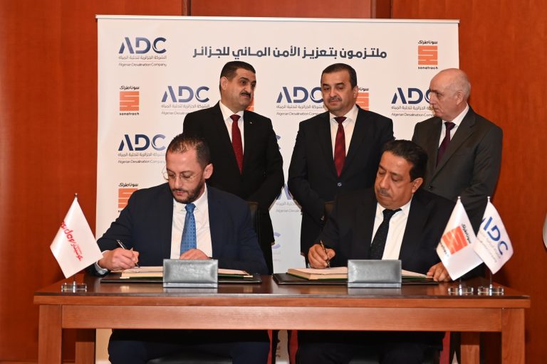 وزير المحروقات يشرف على توقيع عقود ثلاث محطات كبرى لتحلية مياه البحر لتعزيز الأمن المائي