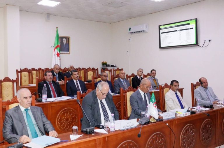 اجتماع تنسيقي برئاسة وزير الداخلية يركز على تسوية البنايات وتطهير العقار الفلاحي بولاية الوادي