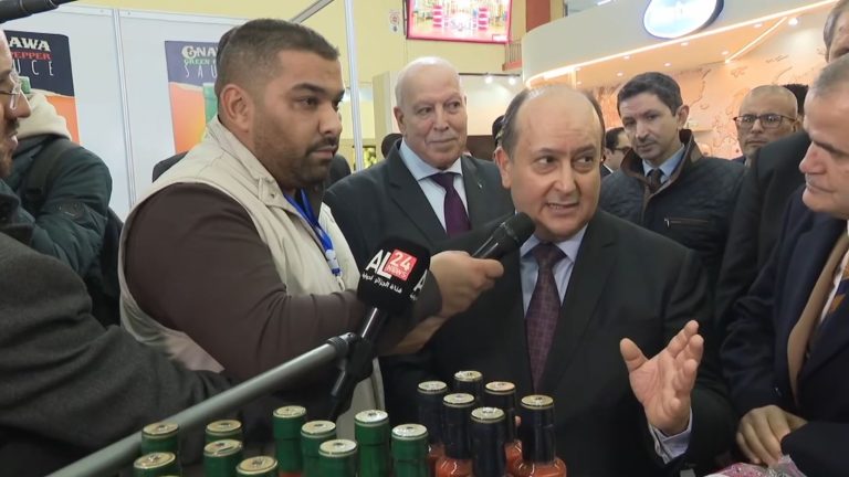 الوزير الأول يؤكد التزام الدولة بدعم الإنتاج المحلي خلال زيارته لمعرض الإنتاج الوطني