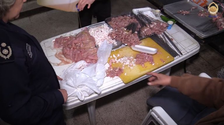 شرطة عنابة تداهم مخزن وجبات سريعة غير صحية وتقدم المشتبه فيه للعدالة