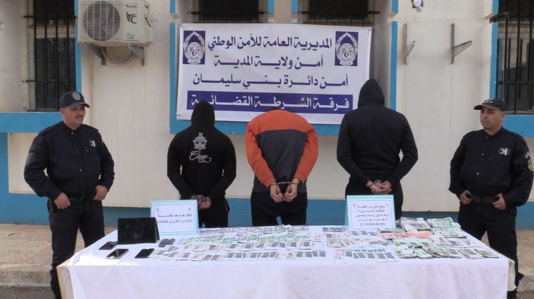 المدية : تفكيك شبكة لتزوير العملة الوطنية وحجز ما يقارب 450 مليون سنتيم مزورة