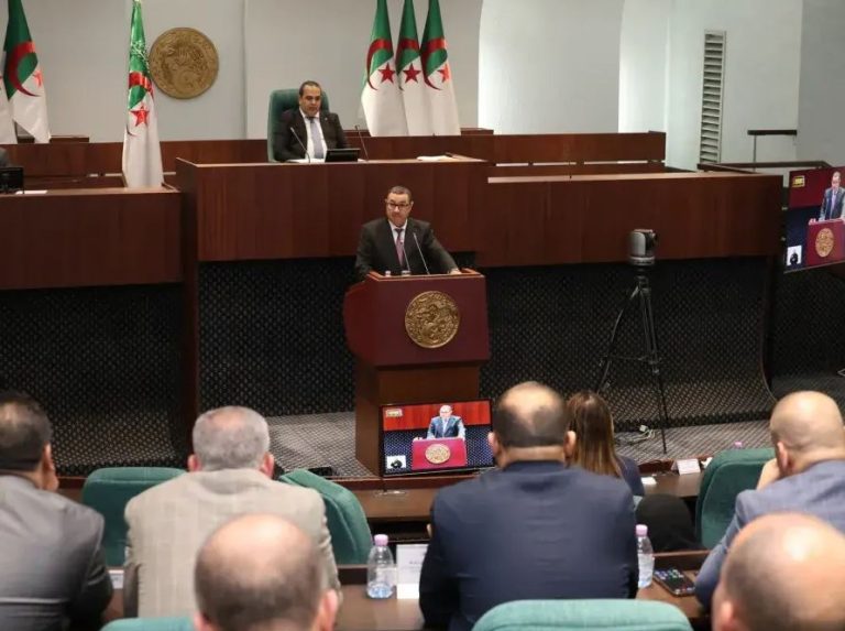 وزير الداخلية : “لا تراجع عن منحة السفر”