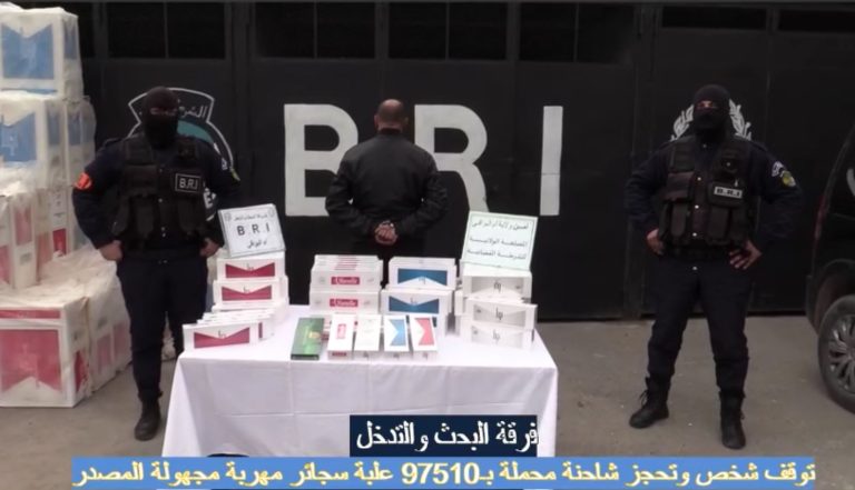 شرطة أم البواقي : توقيف شخص وحجز شاحنة محملة بـ 97510 علبة سجائر مهربة