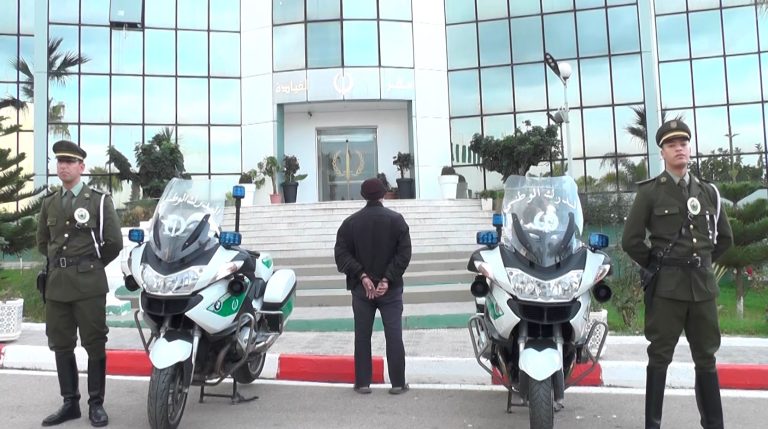 الدرك الوطني بتيبازة يوقف سائقًا قام بالسير في الاتجاه المعاكس بالطريق السريع