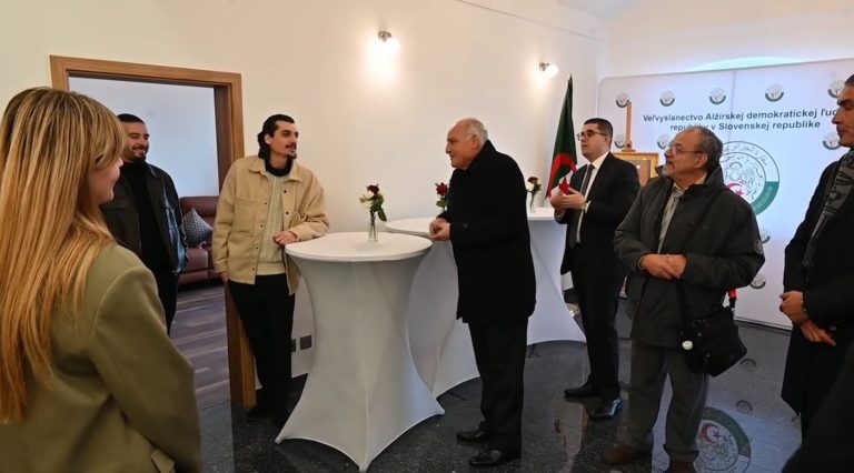 وزير الشؤون الخارجية يلتقي بالجالية الجزائرية المقيمة بسلوفاكيا