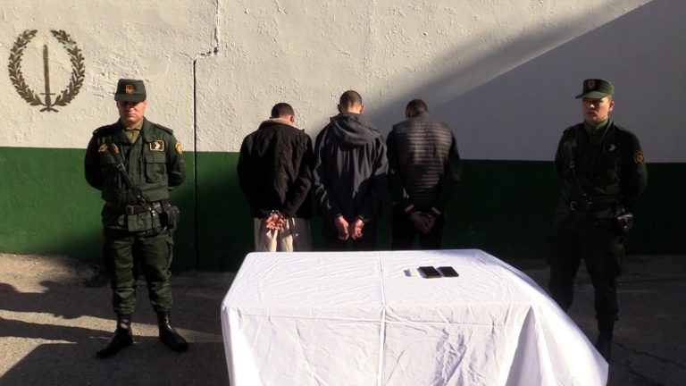 الدرك الوطني ببرج بوعريريج يطيح بثلاثة مشتبه فيهم في قضية حرق سيارة والاعتداء بالسلاح الأبيض