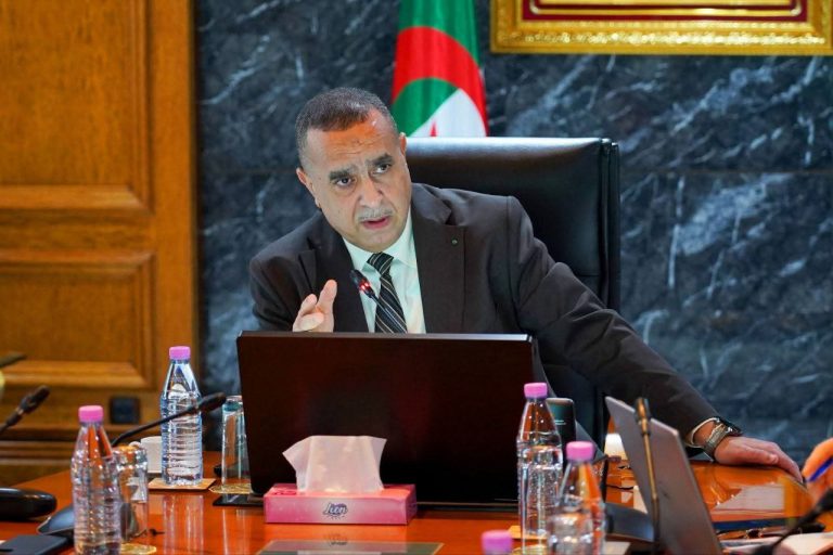 وزير الطاقة مراد عجال يعقد اجتماعًا لدراسة ملفات القطاع