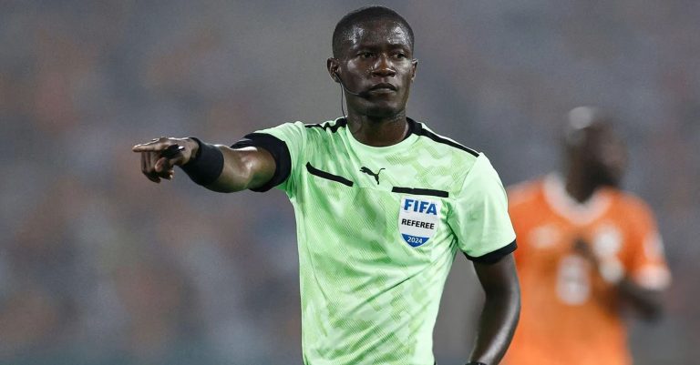 تعيين الحكم الغابوني بيار غيسلان آتشو لإدارة مباراة الجزائر والسودان في كان 2025