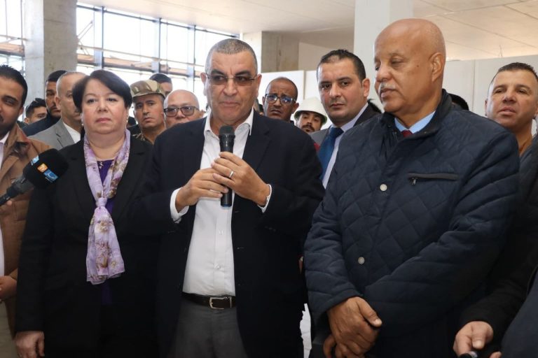 وزير الأشغال العمومية عبد القادر جلاوي يتفقد منجم غار جبيلات ومحطة القطار بتندوف