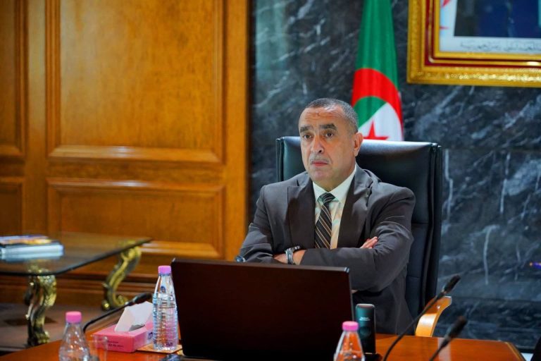 وزير الطاقة والطاقات المتجددة، مراد عجال، يشرف على اجتماع لمناقشة ملفات القطاع