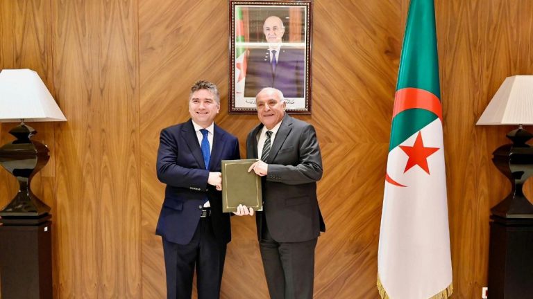 استلام وزير الخارجية أحمد عطاف أوراق اعتماد سفير سلوفاكيا لدى الجزائر