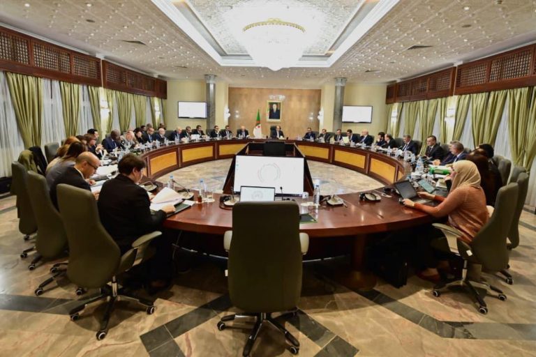 الوزير الأول يترأس اجتماعا للحكومة