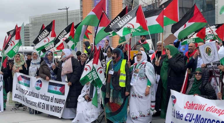 مئات الصحراويين في أوروبا يتظاهرون أمام مقر الاتحاد الأوروبي رفضًا لنهب ثروات الصحراء الغربية