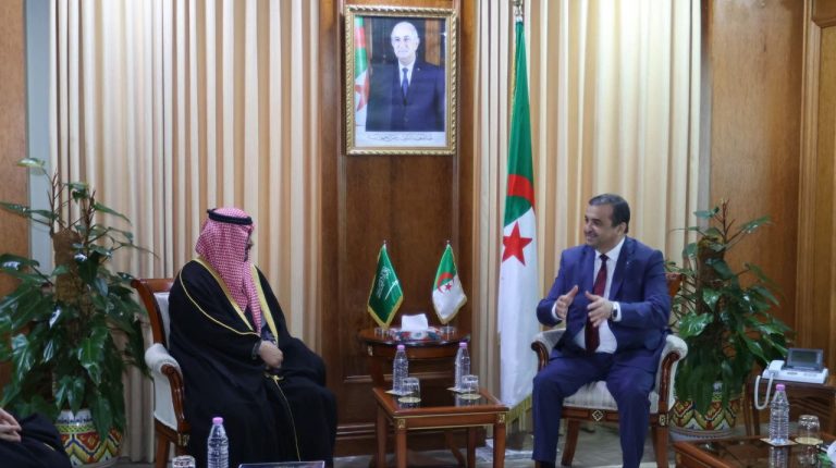 لقاء رسمي بين وزير المحروقات والمناجم الجزائري ومسؤول سعودي لتعزيز التعاون