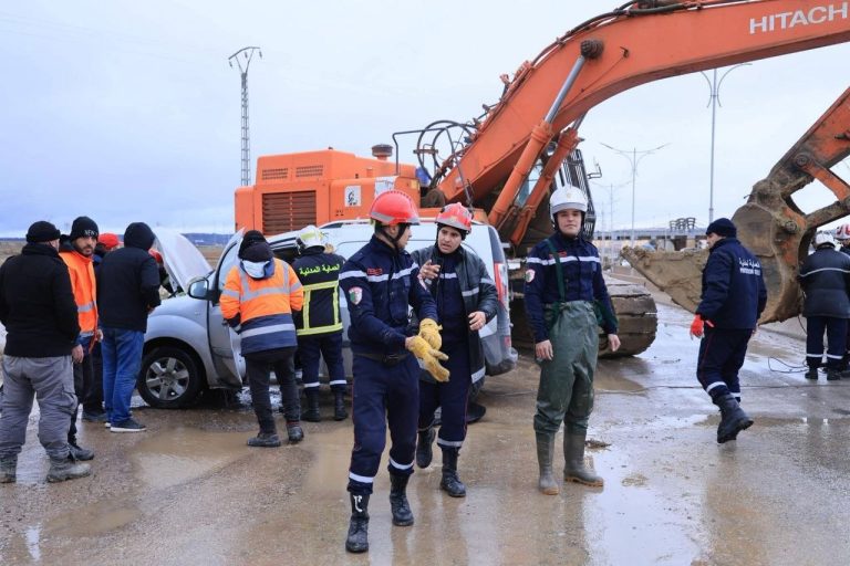 مواصلة فتح الطرق المتضررة بولاية تيارت بعد التقلبات الجوية الأخيرة