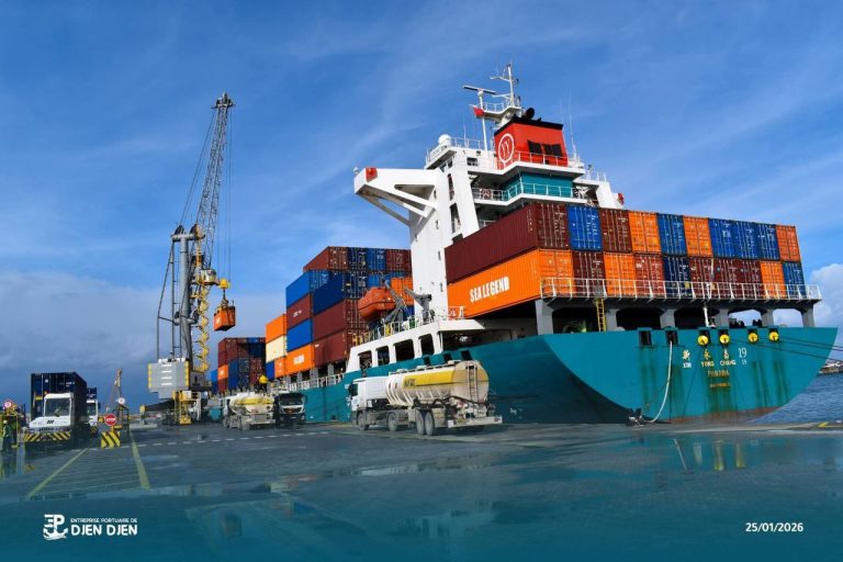 ميناء جن جن يستقبل باخرة XIN YONG CHANG 19 ويبدأ عملية الشحن العابر بكمية قياسية من الحاويات