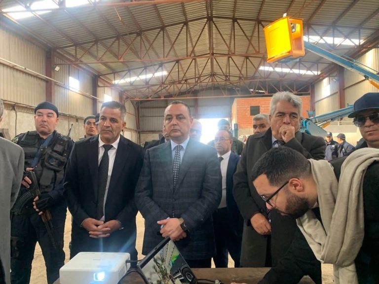 والي تيبازة يتفقد وحدة إنتاج عتاد السقي والآليات البيئية بدائرة شرشال