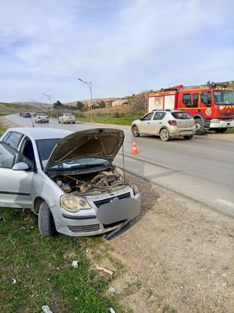 إصابة ثلاثة أشخاص في حادث اصطدام بين سيارتين ببوزغاية