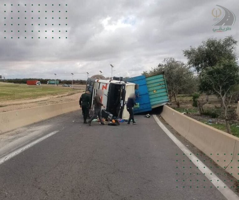 إصابة شخص في انقلاب جرار طريقي بمحول #سيدي_بلعباس