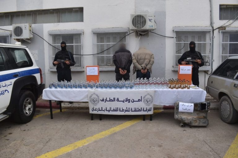 الفرقة المتنقلة للشرطة القضائية بالطارف توقف شخصين في قضية تهريب مشروبات كحولية وتضبط المركبة المستعملة